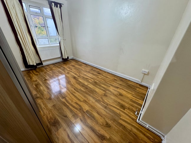 1 Bed Flat - Newly painted  Main Photo