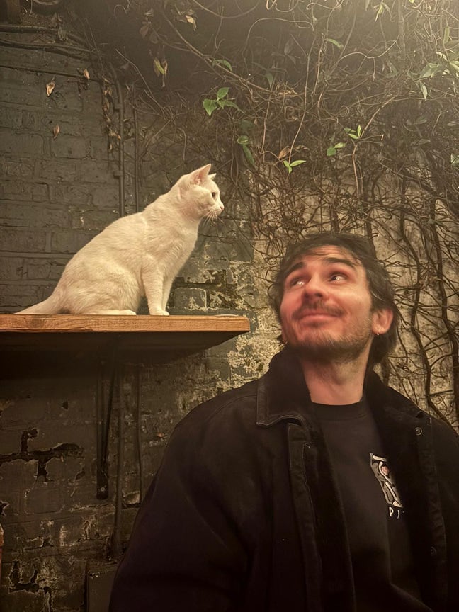 Bright and spacious guy Main Photo