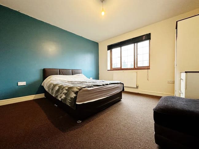 Modern Fully Furnished Room in House Share Main Photo