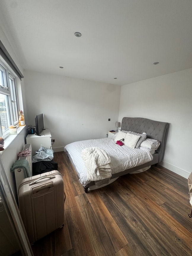 Large Double Room with En Suite Main Photo