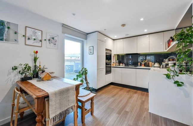 Modern 2 bedroom apartment in Highbury  Main Photo