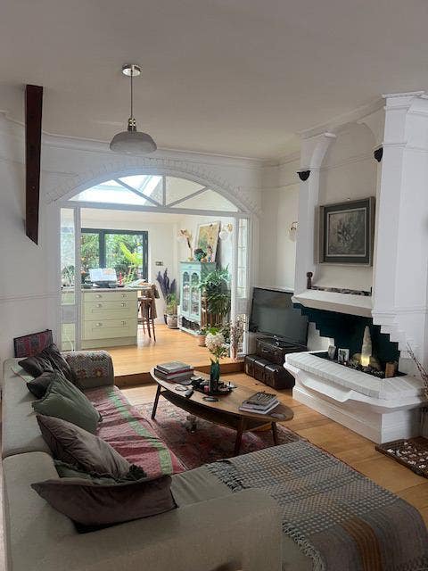 Attic room in creative & peaceful home Main Photo