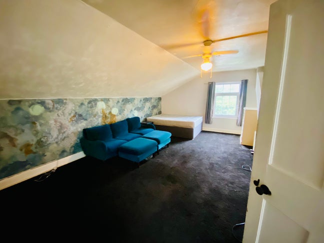 Self contained flat in large Main Photo