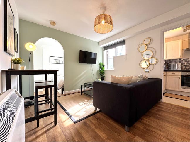 🔥Short Let/ Bills Incl-Super 1 Bedroom Apt🔥 Main Photo