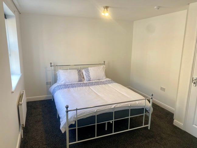 Large double room in friendly house share Main Photo