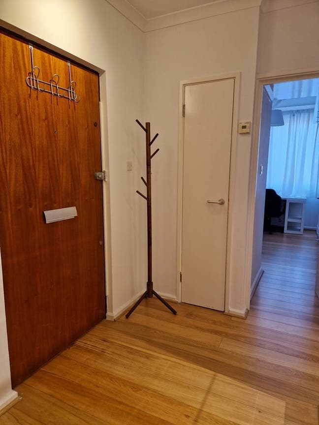 Spacious double room in a bright 2-bed flat – Bays Main Photo