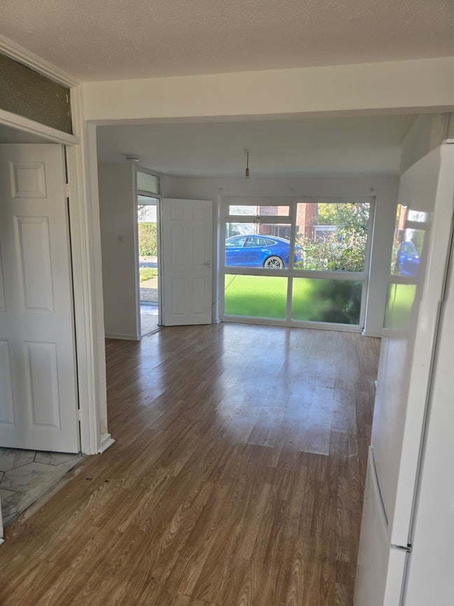 3 bed semi-detached house  Main Photo
