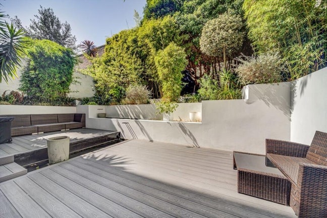 Flat with Large Private Garden Main Photo