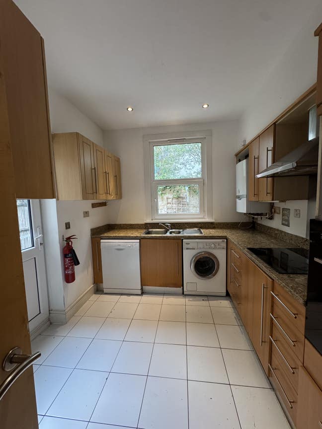 5 Bedroom mid terrace arranged over 3 floors Main Photo