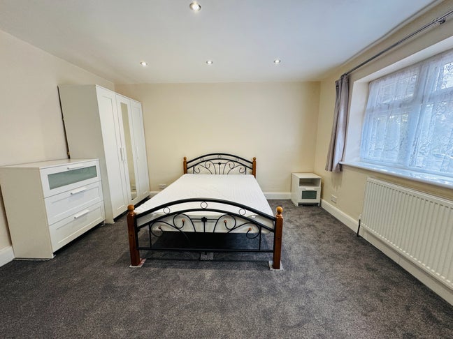 Double Room in West Green Drive Main Photo
