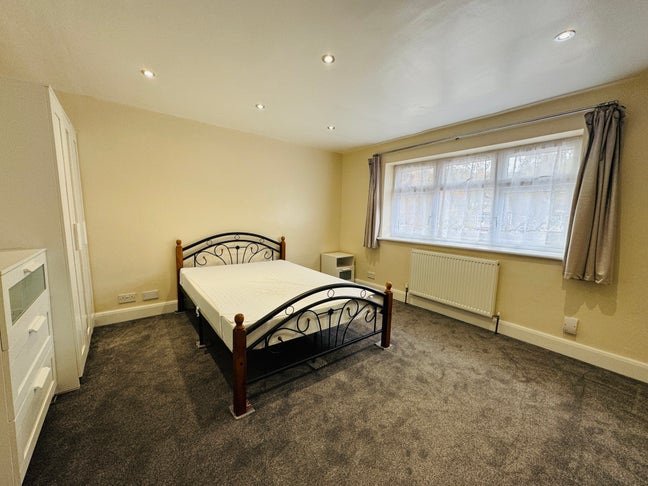 Double Room in West Green Drive Main Photo