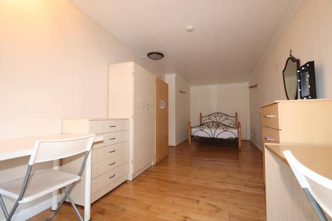  Luxurious Room in Dockside Flat – Canary Wharf  Main Photo