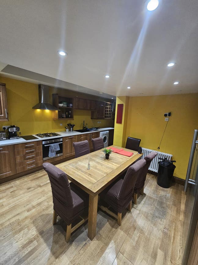 3 rooms available same house  Main Photo