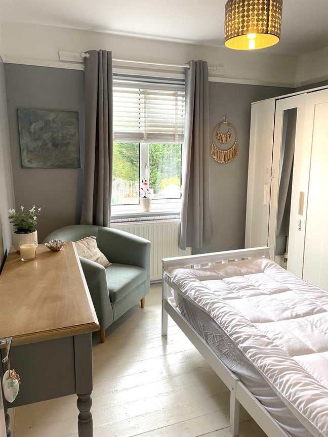 Quiet sunny large bedroom to let  Main Photo