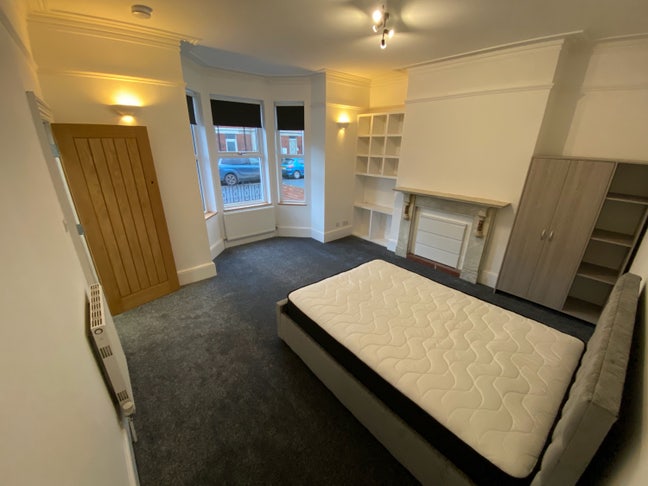 Very large double room / modern house  Main Photo