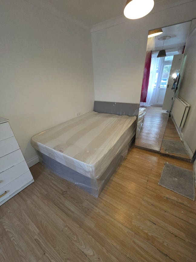 En suite Double Room in Stratford E15 Main Photo