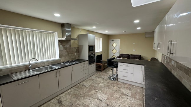 Lux En Suites  -women only - uc/ benefits accepted Main Photo