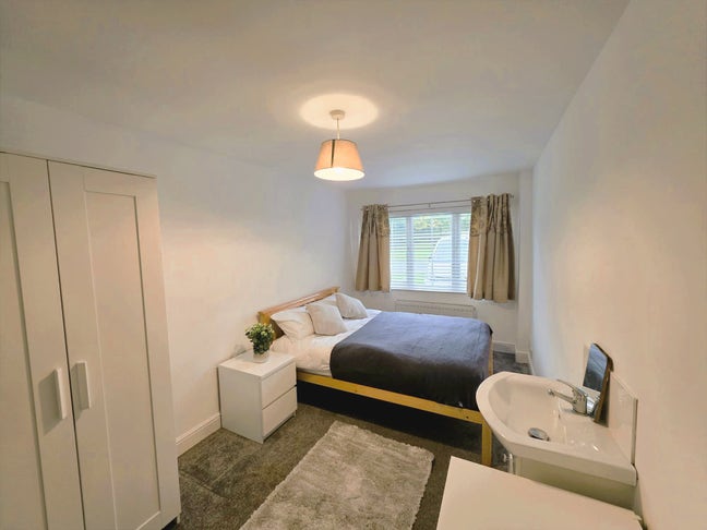 Crawley Drive - Double Room for Rent Main Photo