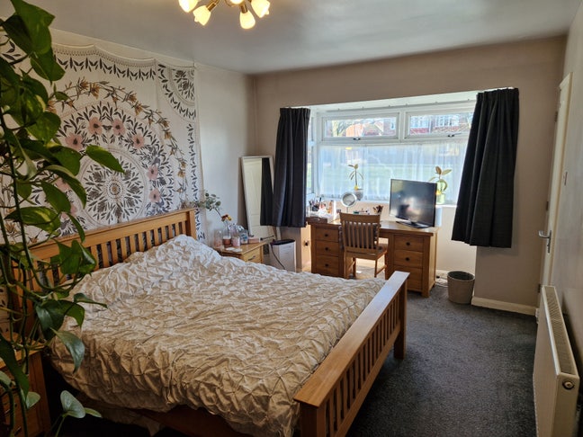 Lovely Ensuite Double Room close to shops Main Photo