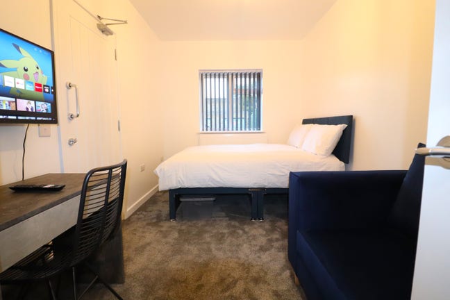 High spec room with tv, sofa & en-suite bathroom Main Photo