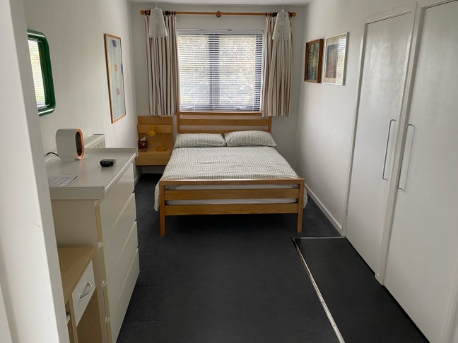 Bright studio room with ensuite bathroom in Girton Main Photo