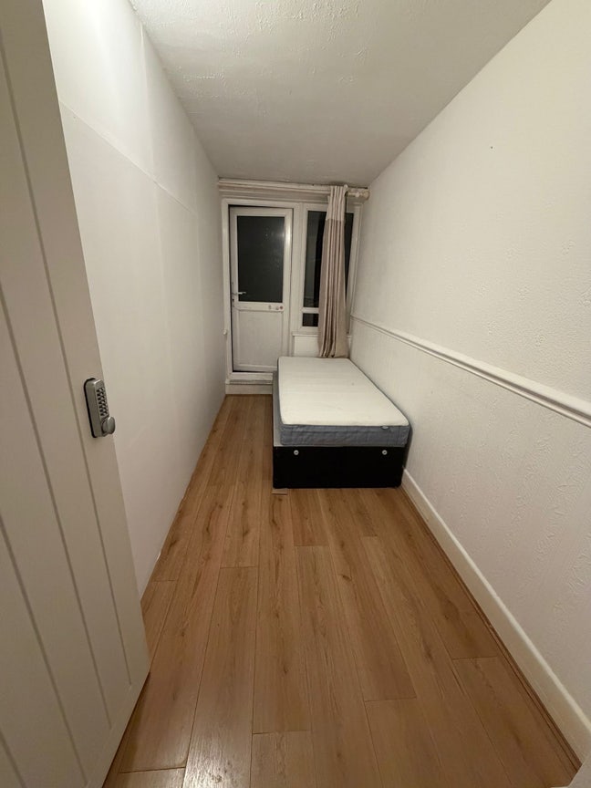 Nice Room In Whitechapel-Bills Included✅-5mins 🚆 Main Photo