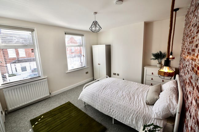 En-Suite Bedroom in a quiet house Main Photo