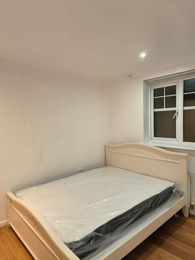 Single room with double bed available for rent Main Photo