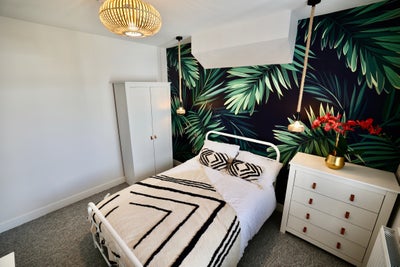 Large Ensuite - Last one in a lovely house Main Photo