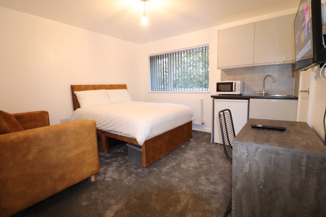 High spec large room with kitchen, sofa & bathroom Main Photo