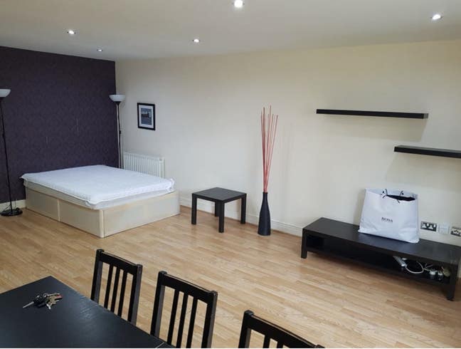 Huge Room / Balcony / Free GYM, Sauna / Bills In Main Photo