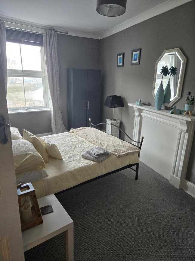 Large furnished bedroom. Main Photo