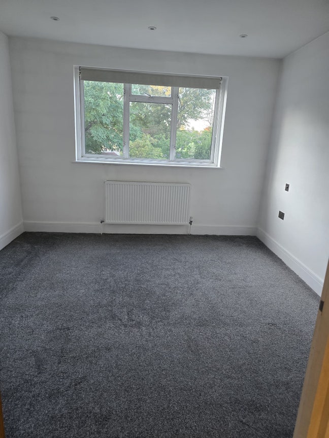 2 Bedroom Spacious  Flat in  Sutton (1st floor) Main Photo