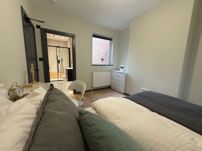 🌟Steps from Aldgate & Liverpool St Zone 1🌟 Main Photo