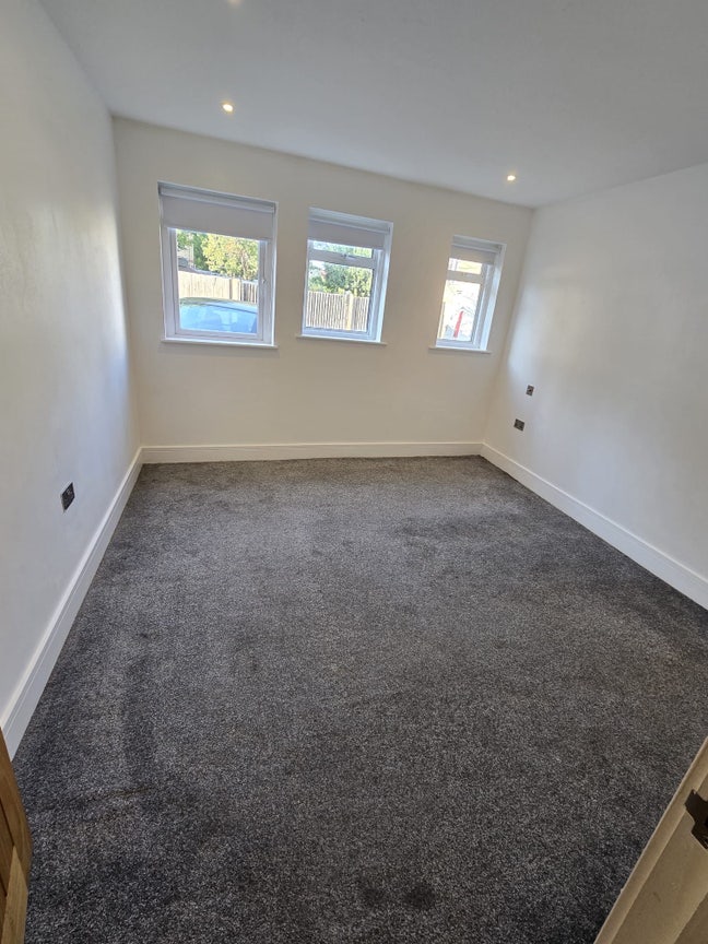 Lovely 2 bedroom flat in SM1 (Ground floor) Main Photo