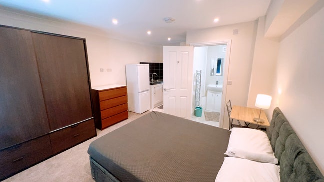 Lovely kitchenette room with shower to rent Main Photo