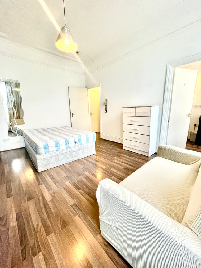Large studio £1750pm -Utility Bills & C/Tax incl Main Photo