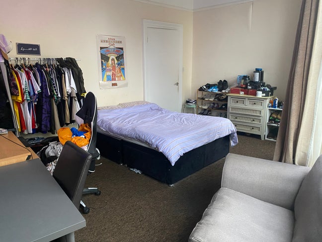 Double (spacious) room to rent Main Photo