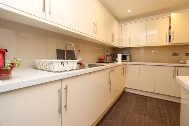 2 Stops from Central London - Large Living Room Main Photo