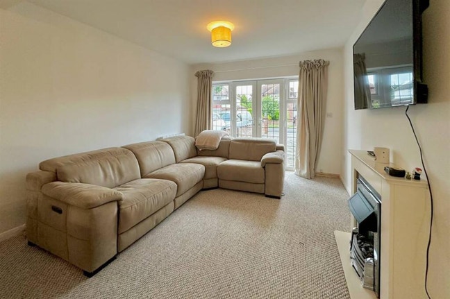 Self contained flat in a lovely quiet road Main Photo