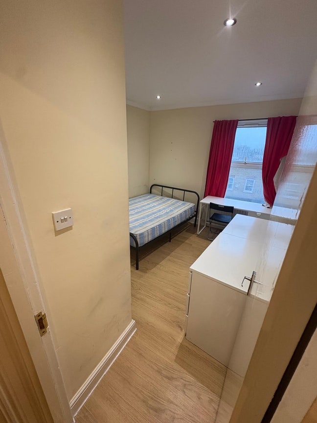 🙈 Room Available Now! Barons Court!!  Main Photo