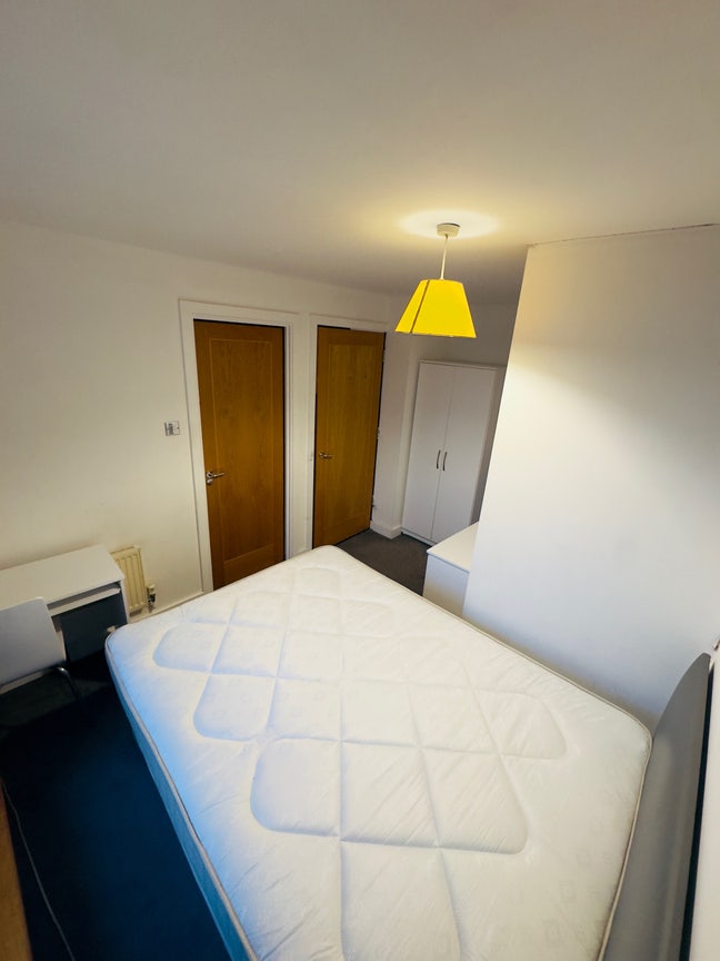Amazing room available now in E14 2DN Main Photo