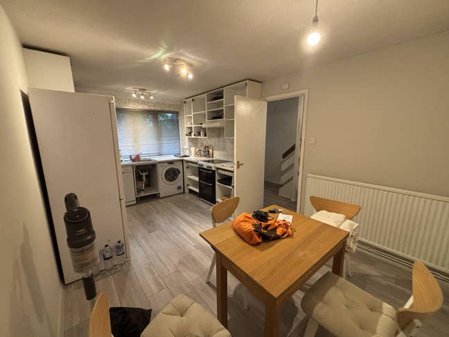 Looking for another couple to share a house Main Photo