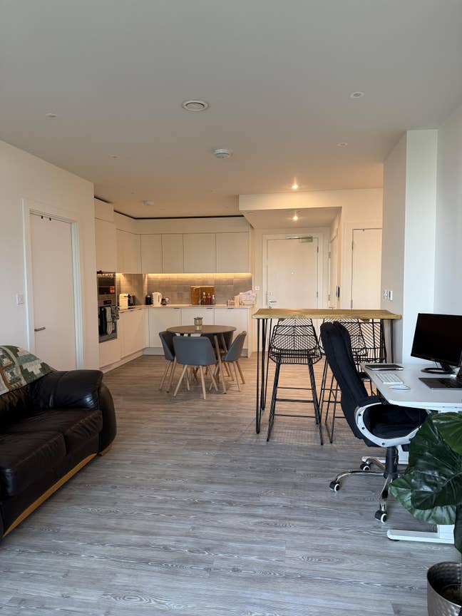Double Room w/ Private Bathroom & Extra Amenities  Main Photo