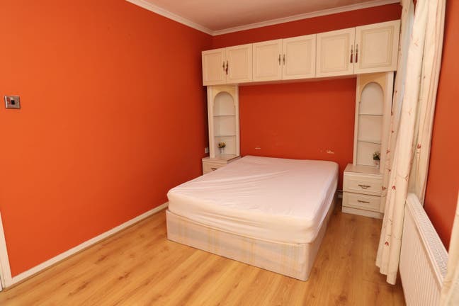 5 Minutes from Central Line - Last Room Call Now ! Main Photo