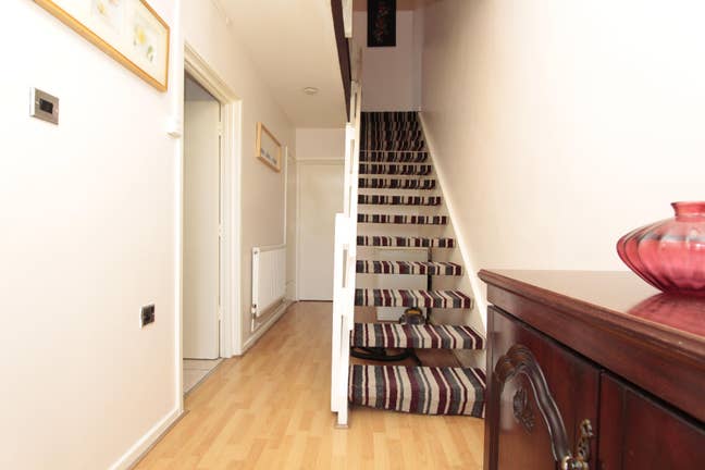 5 Minutes from Central Line - Last Room Call Now ! Main Photo