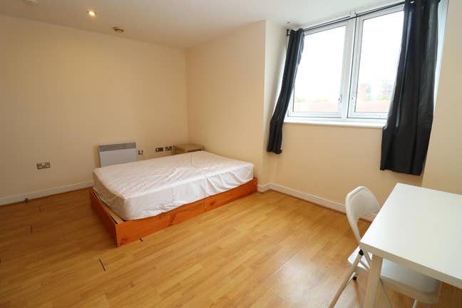 Few Steps to Stratford Station-Prime Location!! Main Photo