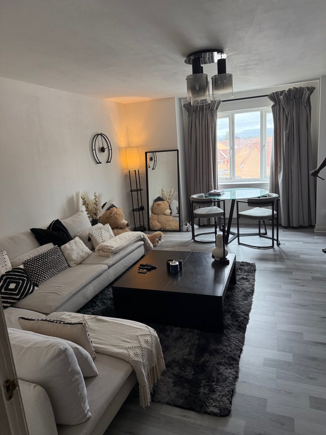 Spacious Double room in Modern 2 bed apartment. Main Photo