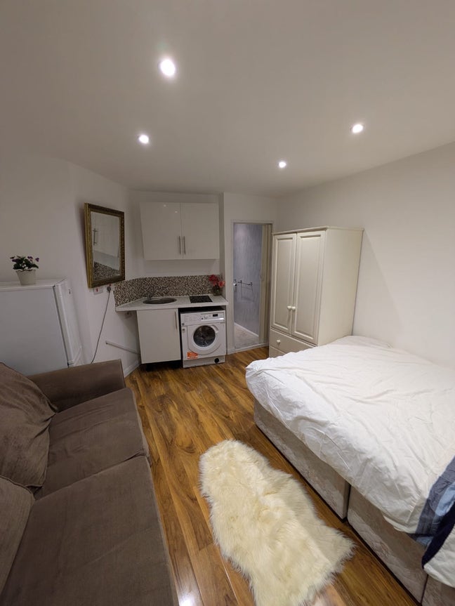 Fully furnished studio flat in New Malden Main Photo