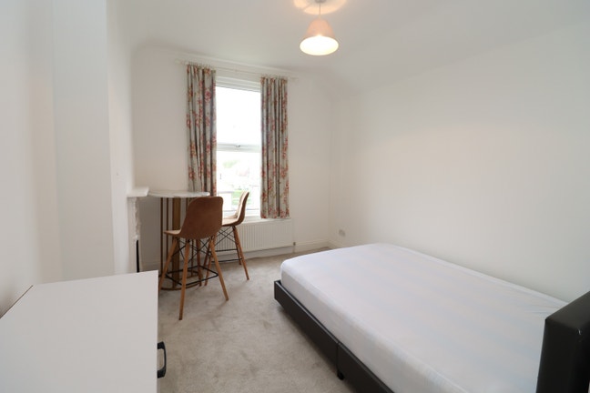 Modern Chill Double Along Jubilee Line - Willesden Main Photo
